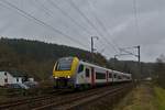 Bei trbem Wetter rauscht der SNCB Triebwagen AM08 521 von Drauffelt her kommend in Enscherange an mir vorbei in Richtung Wilwerwiltz.