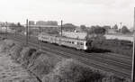 AM56 Zug 130 der NMBS als L-8529 von Quévy nach Soignies bei Neufvilles am 11.10.1994, 10.09u. Scanbild 11770, Ilford FP4.
