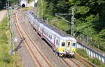 Ein Triebzug der SNCB 651 kommt aus Aachen-Hbf nach Spa-Géronstère(B) und kamm gerade aus dem Aachener-Buschtunnel aus Richtung Aachen-Hbf und fährt in Richtung Hergenrath(B). Aufgenommen von einer Fußgängerbrückein Preusswald bei Aachen. Bei Sommerwetter am Nachmittag vom 28.8.2017.