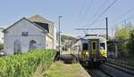 AM 66 642 verlässt am 17.10.2023 den Bahnhof Spa in Richtung Pepinster. Mit der Verlängerung der Bahnstrecke nach Luxemburg erhielt Spa 1867 ein stattliches Bahnhofsgebäude, das seiner Bedeutung als Weltbad angemessen war. Dazu gehörte auch eine Bahnhofshalle, die allerdings wegen der Elektirfizierung 1971 abgerissen wurde. Vor dem 1. Weltkrieg verkehrte auf dieser Strecke auch ein D-Zug-Paar Luxemburg - Verviers mit Kurswagen aus Brüssel und Köln. Heute reicht ein Gleis für die Regionalzüge nach Aachen aus.