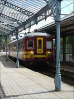 Triebzug 155 kommt am 12.07.08 aus Verviers und fährt unter der schön restaurierten Marquise in den Bahnhof von Pepinster ein, um nach kurzem Halt seine Reise nach Spa-Géronstère fortzusetzen.