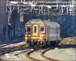 Der Triebzug 262 kommt am 27.12.08 aus Herstal und fhrt unter einem Kabeldach in den Bahnhof Lige Guillemins ein, um spter seine Reise nach Jemelle via Rivage fortzusetzen.