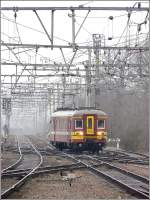 Die AM65 228.256 verlsst am 27.02.09 den Bahnhof von Brugge mit den Spitzenlichtern am Ende des Zuges.