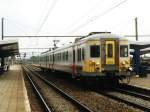606 mit L 4484 La Louvire Sud-Charleroi Sud auf Bahnhof La Louvire Sud am 19-5-2001.