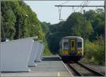 Die AM79 781 verlsst den Bahnhof Marche-en-Famenne in Richtung Rivage am 16.08.09 vorbei an den zahlreichen Wartehuschen.