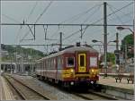 Eine der ltesten und zum Glck unbeschmierten  automotrices , die AM62 159 kommt am 29.05.10 als L 5664 aus Huy und fhrt in den Bahnhof von Namur ein.