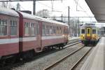 Zwei SNCB-Triebwagen kreuzen sich im Bhf Welkenraedt: Links: Gleis 5: IRq Aachen-Lttich: AM 62-63 Nr 155; rechts: Gleis 4: L-Zug Spa-Welkenraedt : AM 73-74 Nr 687 (27.