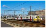 SNCB/NMBS Triebzug 617 AM 66 gekuppelt mit dem AM CityRail 966 ex 671 AM 70 TH fährt am 23.11.2013 aus dem Bahnhof Brügge (Brugge).