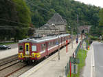 Triebzug 180 der Serie AM62 steht im Bahnhof Trooz bereit zur Weiterfahrt in Richtung Lüttich.