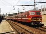 833 mit L 2664 Antwerpen Berchem-Sint Niklaas auf Bahnhof Antwerpen Berchem am 21-5-2001.
