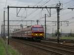 L-Zug 2785 Roosendaal (NL) - Antwerpen Centraal mit Triebzug 811 (AM75)trifft in einigen Metern am Haltpunkt Antwerpen-Noorderdokken ein. Aufgenommen am 07/04/2010.