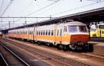 Im Grenzbahnhof Rosendaal steht am 15.7.1989 der belgische Elektrotriebwagen  843 als IC abfahrbereit nach Oostende.