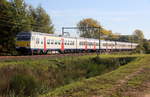 Ein Belgischer Triebzug 407 kommt aus Hasselt(B) nach Antwerpen(B) und fährt durch Lummen-Linkhout(B) in Richtung Antwerpen(B).
Aufgenommen in Lummen-Linkhout(B). 
Bei schönem Herbstwetter am Vormittag vom 13.10.2018.