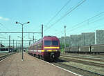 AM80 Zug NMBS 398, hier noch als Zweiteiler in Roter lackierung, als IC-659 von Knokke nach Maastricht, bei Abfahrt vom Gleis 2 in Bressoux am 12.07.1991, 11.57u. Scanbild 95685, Kodak Ektacolor Gold.