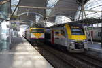 Unter der modernen Bahnhofshalle in Leuven warten der E-Triebwagen AM 08 und der IC nach Antwerpen mit dem E-triebwagen AM 80 394 auf die Abfahrt.