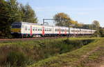 Ein Belgischer Triebzug 407 kommt aus Hasselt(B) nach Antwerpen(B) und fährt durch Lummen-Linkhout(B) in Richtung Antwerpen(B).
Aufgenommen in Lummen-Linkhout(B). 
Bei schönem Herbstwetter am Vormittag vom 13.10.2018.