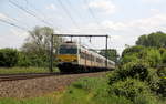 Ein Belgischer Triebzug 345  von der SNCB und fährt durch Testelt(B) in Richtung Aarschot(B). 
Aufgenommen von der Wijngaardstraat in Testelt(B). 
Bei Sommerwetter am Mittag vom 1.6.2019.