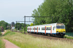 Pünktlich um 16.14 Uhr rollt Triebwagen 320 als IC 2213 Gent-St-Pieters - Tongeren durch Hoeselt, und wird in einigen Minuten sein Ziel erreichen. Die Aufnahme entstand am 10/06/2016.