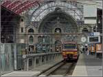 Die belgische Taucherbrille AM86 913 kommt am 24.04.10 aus Lokeren und fährt am 24.04.10 in die wunderschöne Bahnhofshalle von Antwerpen Centraal ein, um kurze Zeit später nach Lokeren zurück zufahren. (Jeanny) 