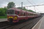 In verregneten und grauen Antwerpen-Zuid steht am 30 Mai 2013 NMBS 920.