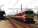 919 und 920 mit L2883 Lier-Antwerpen Berchem auf Bahnhof Lier am 17-5-2001. Bild und scan: Date Jan de Vries.