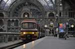 Die SNCB Triebzug 931 (AM 86) mit L nach Lokeren hier in Anvers Central am 27.08 2011.