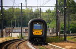 IC 2240 kommt aus Gent-St-Pieters(B) nach Tongeren(B) und kommt aus Richtung Hasselt(B) und fährt in Tongeren(B) ein.
Aufgenommen vom Bahnsteig 3 in Tongeren(B).
Bei Sommerwetter am Abend vom 15.6.2017.  