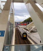Die Gumminase SNCB/NMBS Triebzug AM 96 - 535 (AM = Automotrice), ein 3 kV Einsystemtriebzug mit GTO-Traktionsstromrichter verlässt am 21 Oktober 2025 den Bahnhof Liège Guillemins (Lüttich-Guillemins). Er fährt als S-Zug Lüttich (Train S Liège) der Linie S 42, die Verbindung (Liers – Herstal – Liège-Saint-Lambert – Liège-Guillemins –Seraing – Flémalle-Haute).