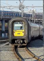Der Triebzug AM 96 490 fhrt am 27.12.08 in den Bahnhof Lige Guillemins ein.