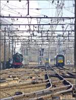 Viel los in dem sdlichen Bahnhofsvorfeld von Gent Sint Pieters: Eine AM96 fhrt ein, whrend ein Autorail der Srie 41 den Bahnhof verlsst.