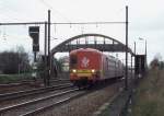 SNCB Post Triebwagen 970 hat am 28.03.1997 um 11.35 Uhr   gerade die Fußgängerbrücke bei Lint passiert und ist   in Richtung Brüssel unterwegs.