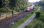 Ein Thalys aus Paris-Nord(F) nach Dortmund-Hbf(D) und kommt aus Richtung Lüttich-Guillemins(B),Walhorn(B), Hergenrath(B) und fährt gleich in den Aachener-Buschtunnel ein. . Aufgenommen von einer Fußgängerbrückein Preusswald bei Aachen. 
Bei Sommerwetter am Abend vom 26.8.2017.