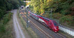 Ein Thalys aus Essen-Hbf(D) nach Paris-Nord(F) und kamm aus dem Aachener-Buschtunnel aus Richtung Aachen-Hbf und fährt in Richtung Hergenrath(B). 
Aufgenommen von einer Fußgängerbrückein Preusswald bei Aachen. 
Am einem schönem Sommerabend vom 19.8.2018. 