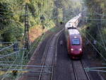 Ein Thalys aus Paris-Nord(F) nach Dortmund-Hbf(D) und kommt die Ronheider-Rampe herunter nach Aachen-Hbf und fährt gleich in Aachen-Hbf ein.
Aufgenommen von der Fußgängerbrücke an der Kamperstraße in Aachen.
Am einem schönem Sommerabend vom 23.8.2018.