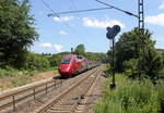 Der Thalys aus Köln-Hbf nach Paris(F) kommt aus Richtung Köln und rast durch Aachen-Eilendorf in Richtung Aachen-Hbf.
Aufgenommen vom Bahnsteig 2 in Aachen-Eilendorf. 
Bei Sommerwetter am Mittag vom 14.6.2019.