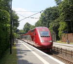 Der Thalys aus Paris(F) nach Köln-Hbf(D) und kommt aus Richtung Aachen-Hbf und fährt durch Aachen-Eilendorf in Richtung Köln. Aufgenommen vom Bahnsteig 2 in Aachen-Eilendorf. Bei Sommerwetter am Nachmittag vom 15.6.2019.