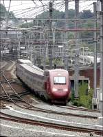 Ein Thalys PBKA mit Antenne fr Internetzugang kommt den  plan inclin  aus Richtung Ans herunter und befhrt den neuen Gleisabschnitt vor dem Bahnhof Lige Guillemins am 28.06.08.