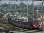 Sehr elegant biegt sich der Thalys im nrdlichen Vorfeld des Bahnhofs Lige Guillemins bei der Einfahrt aus Richtung Brssel.