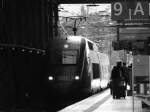 Mal ein Versuch in schwarz-weiss. Ein Thalys bei seitlichem Gegenlicht in Aachen-Hbf. Aufgenommen am 11/09/2010.