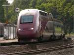 Mit Fahrziel Kln legt sich dieser Thalys am frhen Abend elegant in die Kurve.