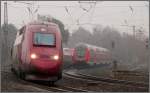 Der Thalys begegnet den RE 1 bei der Durchfahrt in Eschweiler (Kr.Aachen).
Momentaufnahme vom 06.04.2013.