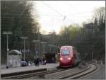 Eine typische Abendszene am Bahnhof von Eschweiler. Whrend die Fahrgste auf den 
Regional Express warten,schleicht der Thalys leise in den Gleisbogen. Bildlich festgehalten im April 2013.