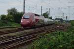 Aus Köln kommend ist hier der Thalys 4307 bei der Durchfahrt in Grevenbroich zu sehen  der auf seinem Weg nach Paris immer noch ungeleitet ist.
