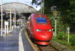 Der Thalys von Dortmund-Hbf(D) nach Paris-Nord(F)  bei der Abfahrt in Aachen-Hbf und fährt in Richtung Belgien.