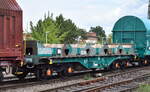 Belgischer Drehgestell-Flachwagen mit Lademulden für Coils vom Einsteller LINEAS Group NV/SA mit der Nr. 31 RIV 88 B-LNS 4789 247-4 Shmmns in einem gemischten Güterzug am 30.08.23 Vorbeifahrt Bahnhof Magdeburg-Neustadt.