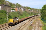 Belgiën  Lok 7819 von B-Cargo zieht einem Schwellenzug, in Engis.
