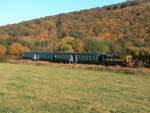 Chemin de Fer  Vapeur des 3 Valles - Diesel Lok 7304 (ex-SNCB) mit 2 Wagen der Gattung  Bruhat  (SNCF) zwischen Vierves und Olloy - 11 oktober 2005