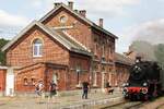 Aufnahmsgeb�ude des Gare de Treignes am 25.Juli 2026. - Rechts die CFV3V 158 'ELNA 5' (ex�Teutoburger Wald-Eisenbahn�154, ex�Kleinbahn Kaldenkirchen–Br�gge�158, ex Stoomtram Goes-Borsele 7 [NL], Hersteller: Henschel & Sohn, Baujahr: 1940, Fabr. ...