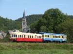 Triebwagen X 3998  Picasso  im Doppeltraktion mit Triebwagon 4407 - Treignes - 21-08-2011