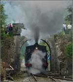 Die kleine alte Brcke in Dorrine-Durnal wurde am 14.08.10 in eine Rucherkammer fr Bahnfotografen umfunktionniert, als der Museumszug den Bahnhof in Richtung Purnode verlsst. (Jeanny) 